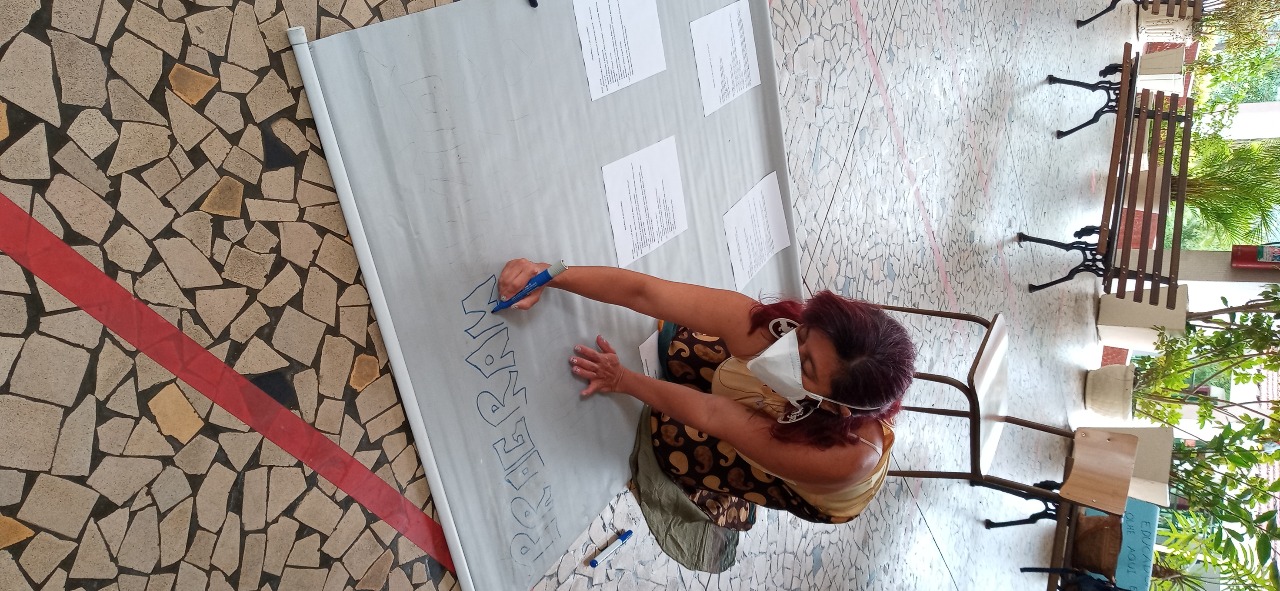 Fabi escrevendo.jpeg