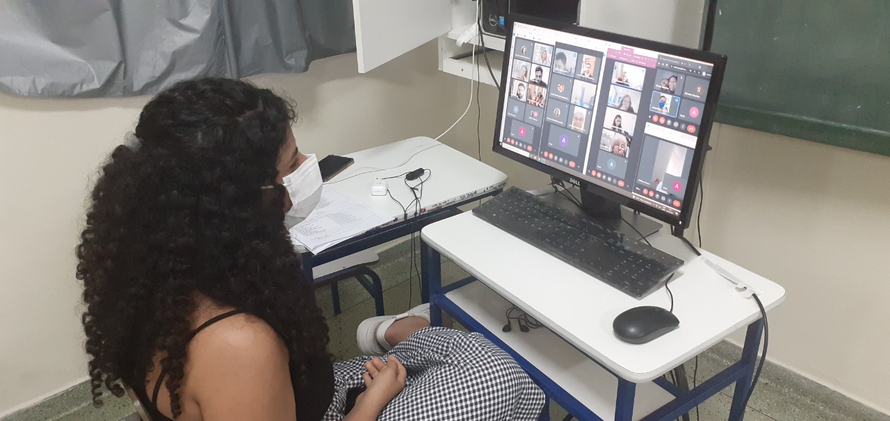 Iasmim organizando as oficinas.jpeg